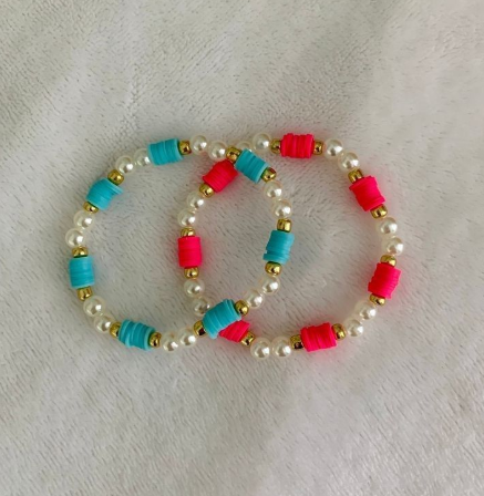 "Elegant Clay & Pearl Bead Bracelet – A Perfect Blend of Style and Charm"